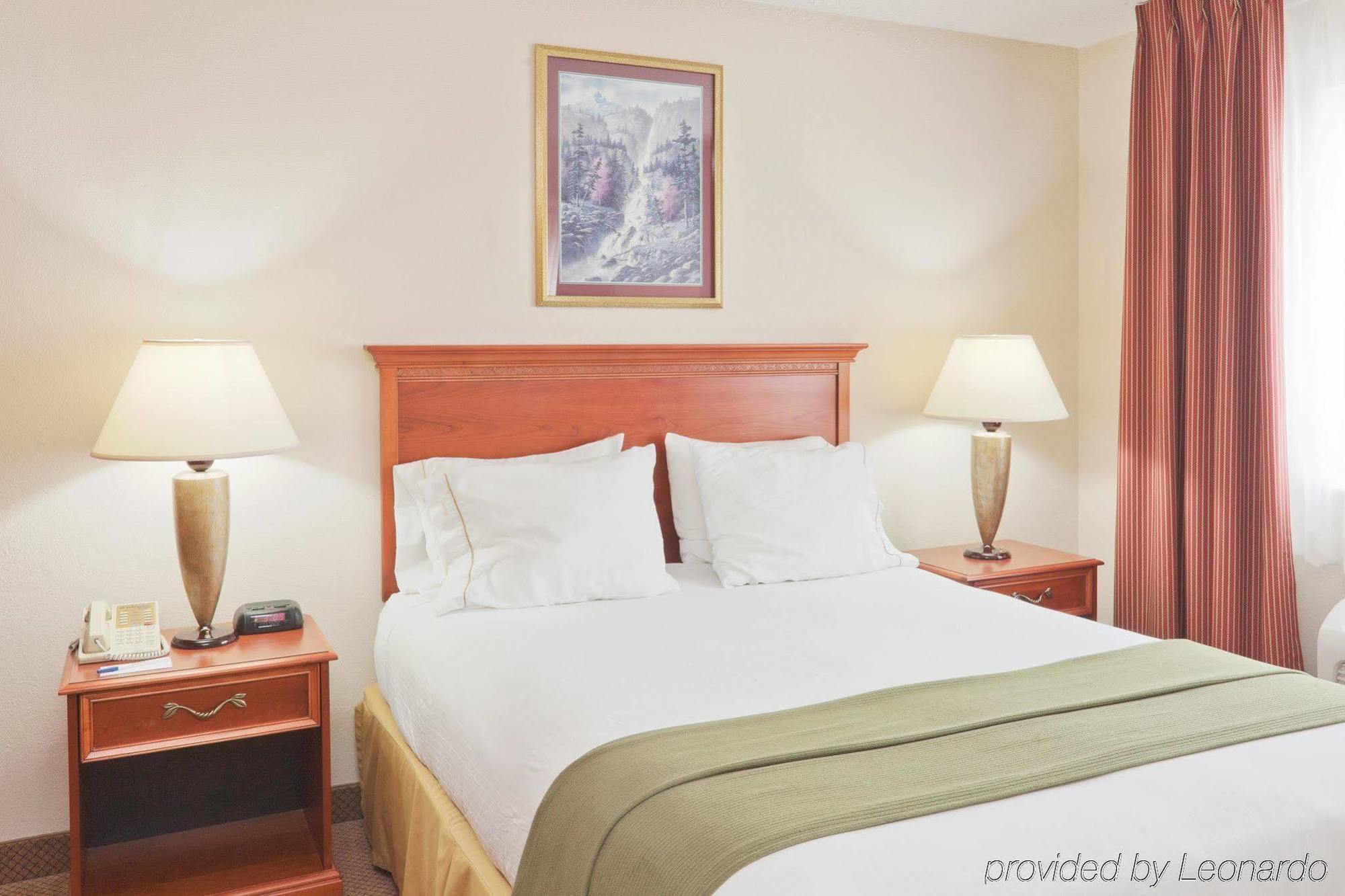 Holiday Inn Express Adrian By Ihg Room photo